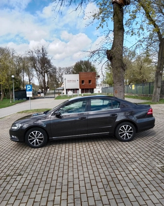 Volkswagen Passat cena 28300 przebieg: 268000, rok produkcji 2011 z Sieradz małe 254